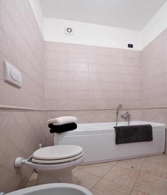 فيوميتشينو B&B Feel At Home الغرفة الصورة